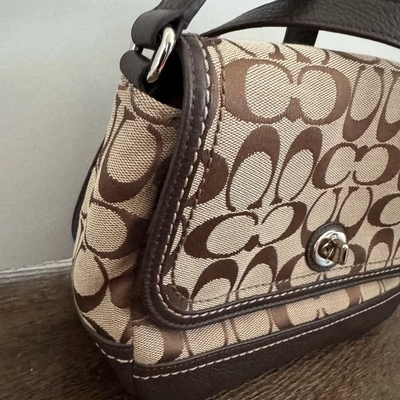 Coach Hamptons Flap Signature Crossbody Bag - Picture 2 of 6